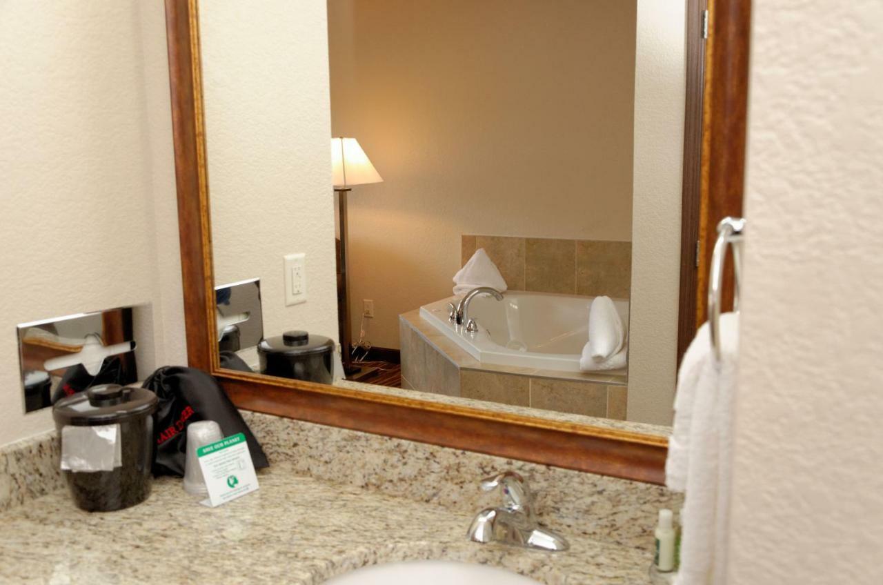 Cobblestone Inn & Suites - Denison | Oak Ridge Luaran gambar
